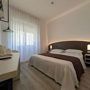 3* מלון Piccolo